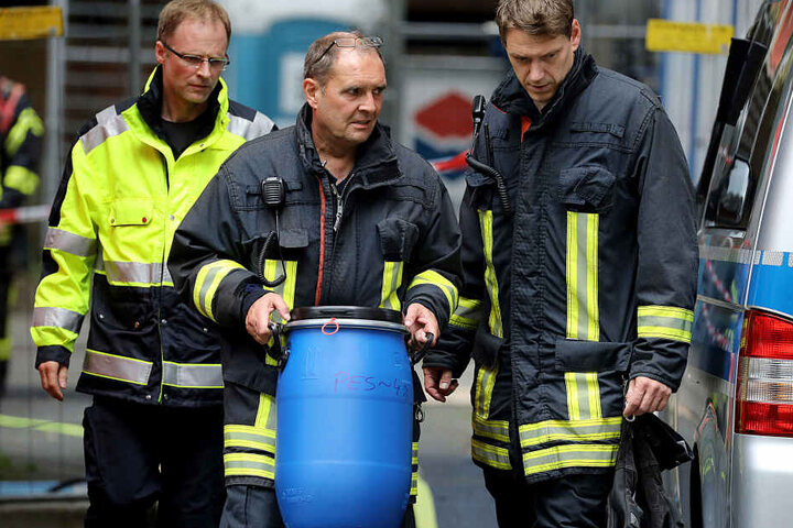 Einsatzkräfte sichern bei einem Einsatz 2018 Beweise gegen den mutmaßlichen Rizin-Bombenbauer.