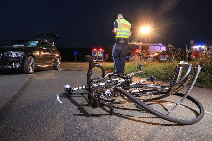Der Radfahrer schwebt nach dem Zusammenstoß trotz Helm in Lebensgefahr.