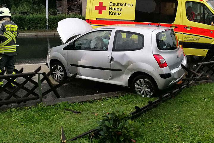 Der Twingo krachte bei regennasser Fahrbahn in einen Gartenzaun.