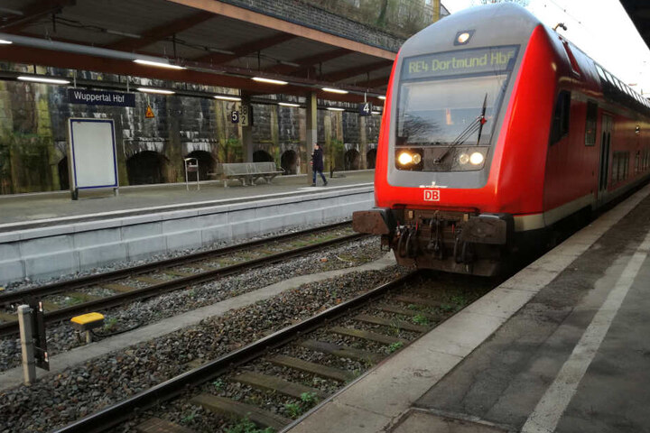 Bei der An- und Abreise nach Duisburg setzt die Deutsche Bahn zwei Sonderzüge ein (Symbolbild).