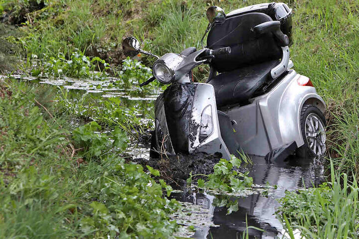 Das Dreirad versank im Schlamm und musste mit einem Seil herausgezogen werden.