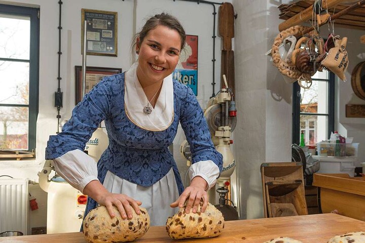 Backe, backe, Stollen: Man nehme Mehl, Rosinen, Milch, Mandeln, Hefe, Gewürze, Rum, Salz, Butter, Zucker, Zitronat & Orangeat - und knete kräftig.