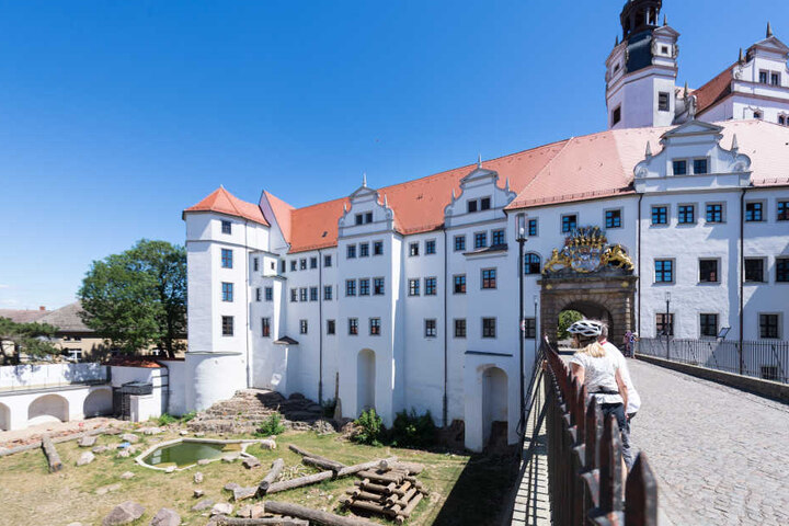 Von der Schlossbrücke aus können Ausflügler beim Füttern der Bären zusehen.
