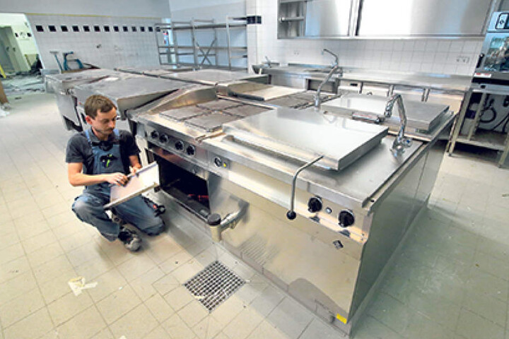 Noch ein paar letzte Bauarbeiten in der Super-Hightech-Küche, dann können hier jeden Tag 2500 Mahlzeiten gekocht werden.