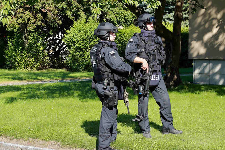 Die Polizei suchte nach dem Mann mit zahlreichen Beamten, einem Spürhund sowie einem Polizeihubschrauber.