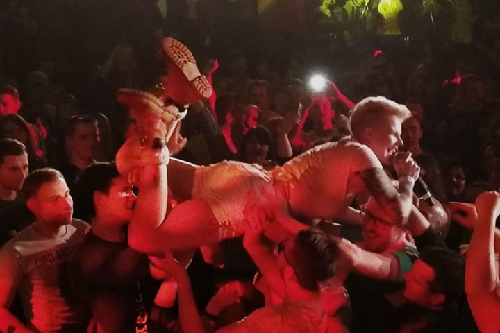 Melanie Müller ließ sich von den Partygästen sogar auf Händen über die Tanzfläche tragen.