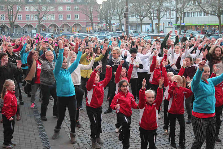 Rund 200 Frauen und Mädchen beteiligten sich an der Aktion vor dem Gütersloher Rathaus.