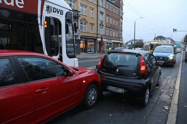 Der Mazda knallte gegen den Peugeot.