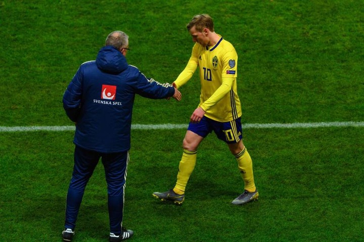 Sichtlich unzufrieden klatschte Forsberg pseudomäßig am Montag mit seinem Coach ab.