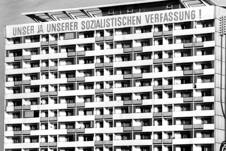 Die Losung am Haus im Jahr 1969: "Unser Ja unserer sozialistischen Verfassung!" Damals waren die Wohnungen in dem Neubaublock hoch begehrt.