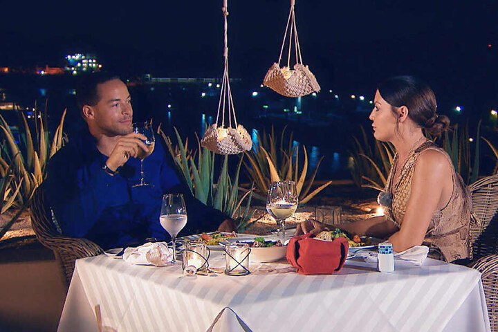 Beim romantischen Candle-Light-Dinner hat Stefanie den Bachelor endlich einmal ganz für sich alleine.