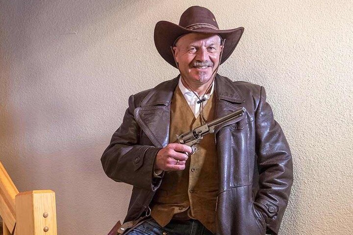 Cowboy mit Schießeisen: eine Traumrolle für Bürgermeister und Obernarr Miko Runkel (56).