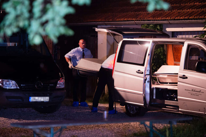 Bei einem Gewaltverbrechen sind am oberbayerischen Ammersee eine Frau und ihr sieben Jahre alter Sohn getötet worden.