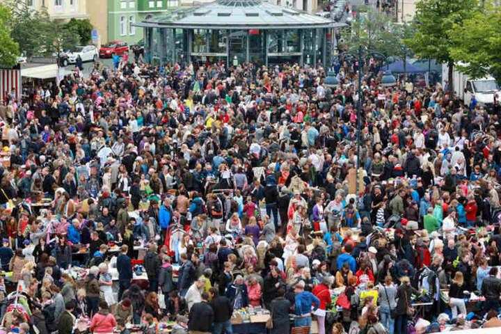 Der Tausch- und Trödelmarkt auf dem "Siggi" zieht jedes Mal zahlreiche Besucher an.