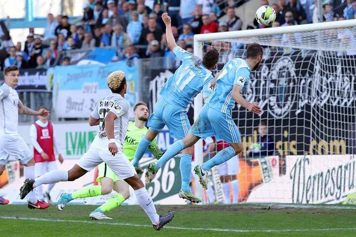 Chemnitzer Chance für Daniel Frahn und Marc Endres, doch der Ball ging nicht ins Gästetor.