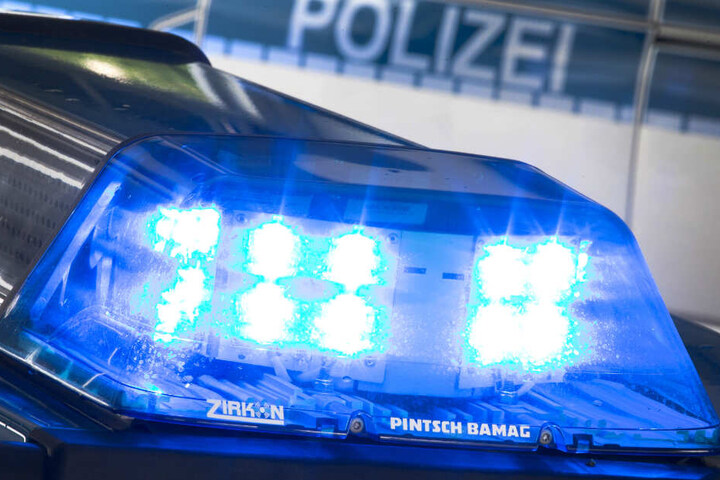 Ein Blaulicht leuchtet auf dem Dach eines Polizeiwagens.