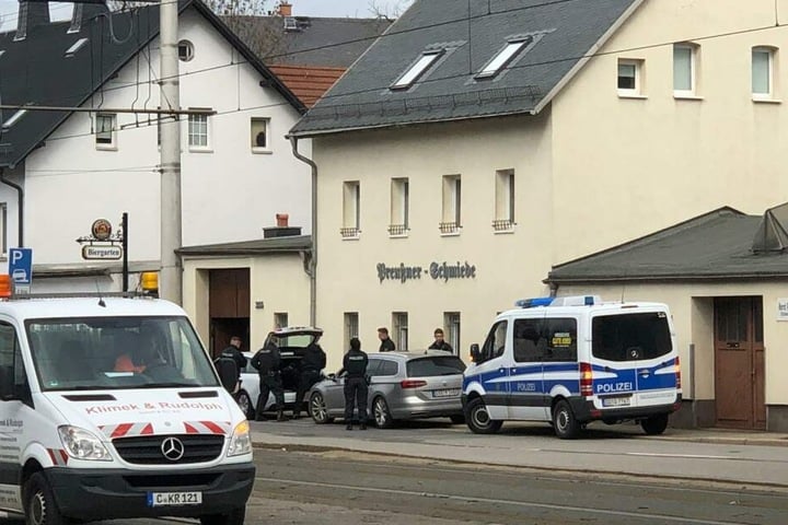 An der "Preußner Schmiede" finden Fahrzeug und Personenkontrollen statt.
