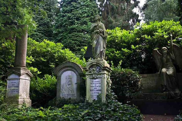 Die Gräber passend exakt in das Friedhofsbild hinein.