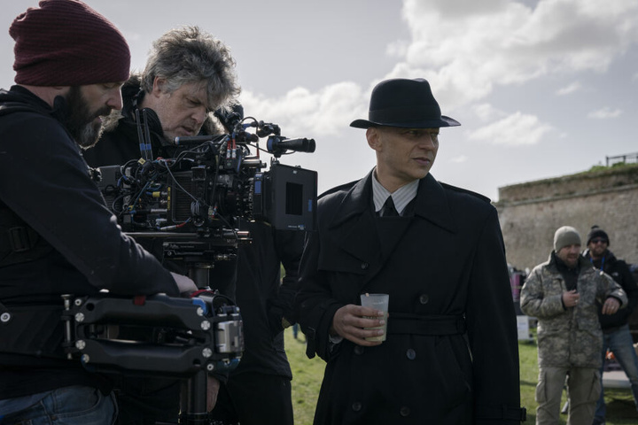 Tom Wlaschiha (r), vielen auch aus der "Game of Thrones"-Reihe bekannt, spielt auch in der zweiten Staffel von "Das Boot" wieder mit.