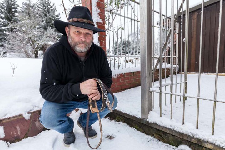 Rainer Rostock vor dem leeren Zwinger seiner Püschti.