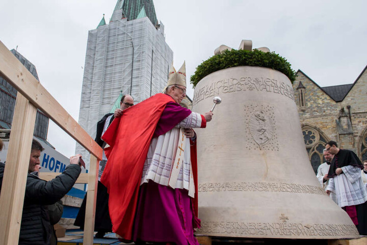 Die große Glocke wiegt mehr als 13.000 Kilo.