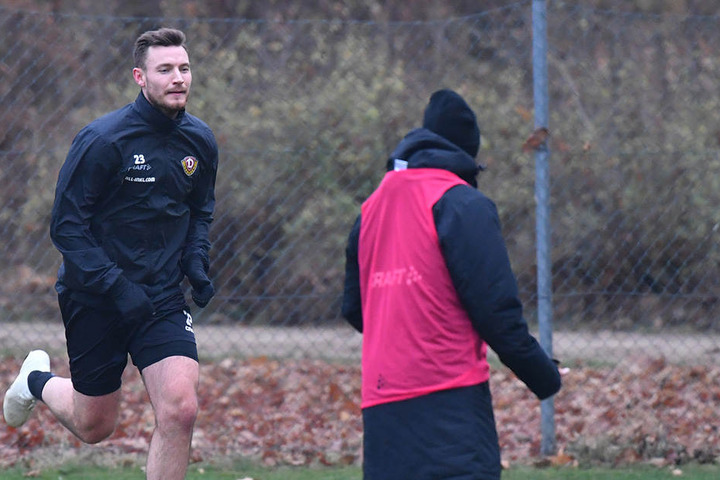 Florian Ballas (l.) ist wieder zurück im Mannschaftstraining. Athletikcoach Philippe Hasler wirft hier ein Auge auf ihn.