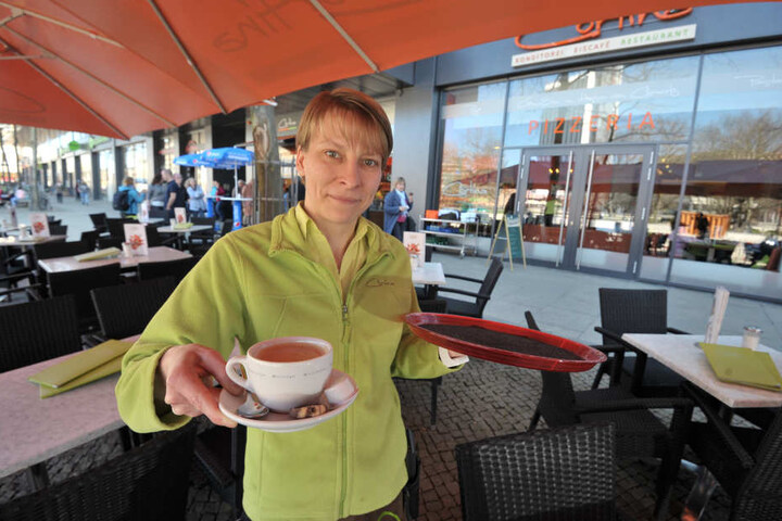 Frühlingssonne im Freisitz genießen. Cortina-Mitarbeiterin Daniela Derr (37)
und ihr Chef Frank Muschert (55) finden die "Nette Toilette" gut.