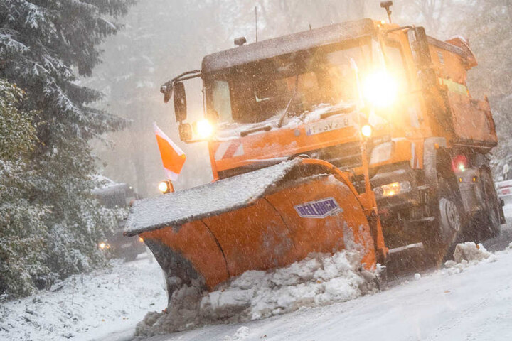 Ende Oktober musste der Winterdienst im Taunus bei Frankfurt bereits eine Straße von Schnee und Eis befreien.