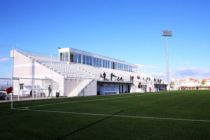 Der piekfeine Trainingsplatz liegt direkt neben der Hotelanlage, lange Wege bleiben den FCE-Kickern also erspart.