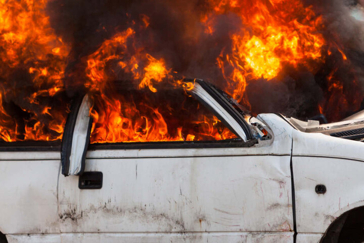Der 43-Jährige entdeckte das brennende Auto mitten in der Nacht vor seinem Haus. (Symbolbild)
