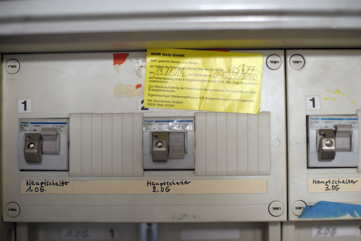 Ein Sperrzettel auf einem Stromzählerkasten in Wuppertal (Archivbild).