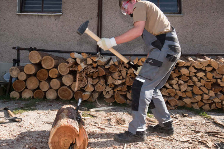 Wieso will der denn nicht?! Phillip (20) muss den Hammer rausholen, um den widerborstigen Holzscheit zu spalten.