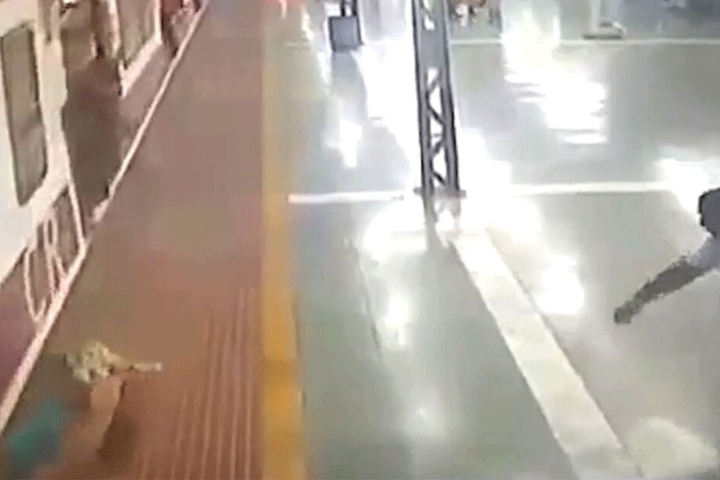 Ein entsetzter Zeuge sah, wie die Bahn die Frau mitschleifte.