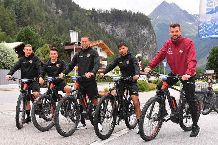 Kevin Broll, Baris Atik, René Klingenburg, Osman Altigan und Patrick Wiegers beim Start ihrer E-Bike-Tour nach Sölden, dann natürlich mit Helm.