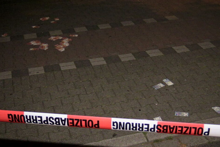 Auf der Straße lag in der Nacht noch Geld auf der Straße rum.