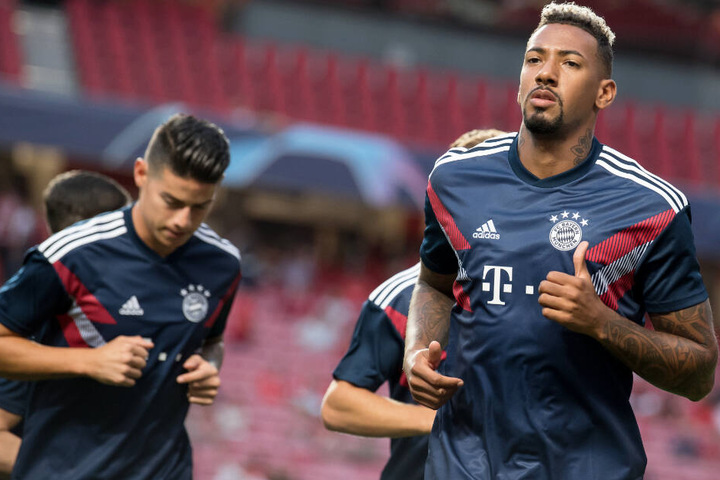 Abwehrspieler Jérôme Boateng (r.) ist beim FC Bayern München alles andere als zufrieden.