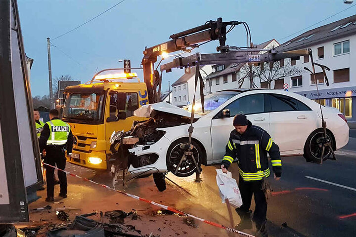 Mit Hilfe eines Abschleppwagens wurde der Mercedes von der Unfallstelle entfernt.