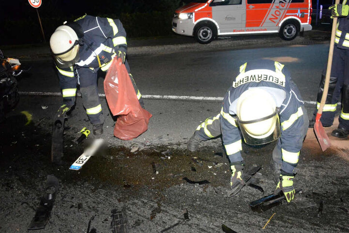 Feuerwehrleute reinigten die Fahrbahn.