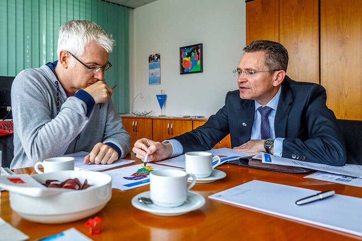 IKK-Sachsen-Chef Sven Hutt (re.) rechnet TAG24-Redakteur Torsten Hilscher die Pläne vor.