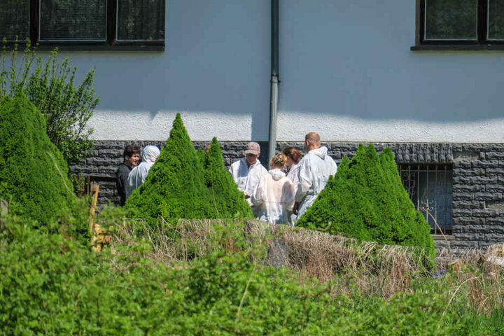90 Polizisten und Beamte der Stadt Chemnitz durchsuchten drei Häuser in Chemnitz und im Erzgebirge.