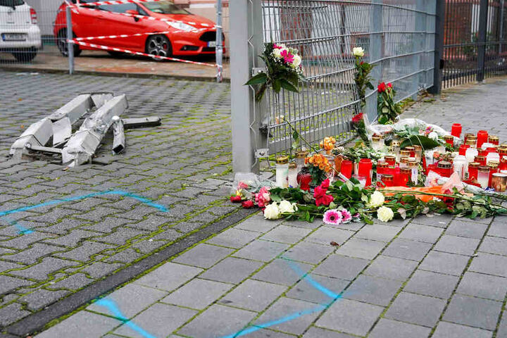 Zahlreiche Trauernde legten am Ort des Geschehens Blumen ab.