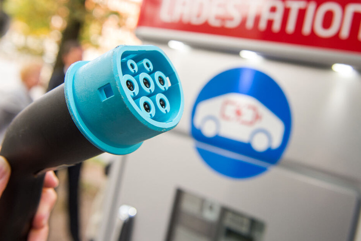 In Stuttgart kann man derzeit an etwa 200 öffentlichen Standorten sein Auto aufladen, bis Ende 2021 sollen 300 weitere Orte hinzukommen.