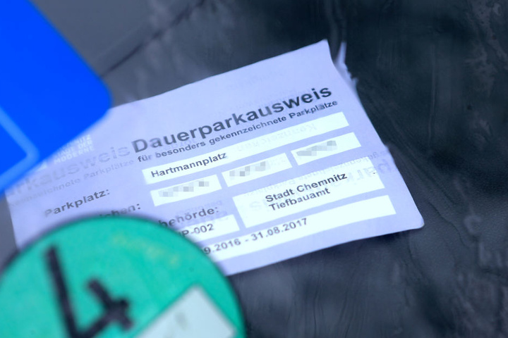 Alle sollen fürs Parken zahlen, nur die Stadträte sind gleicher als die anderen. Die haben kostenlose Stellplätze am Hartmannplatz.