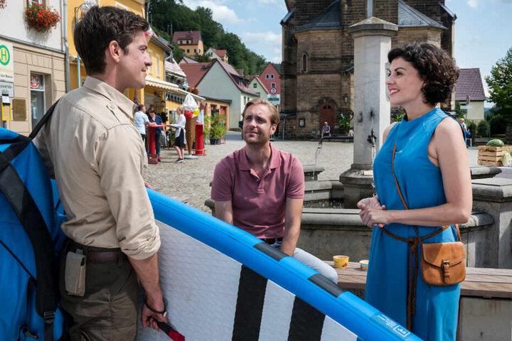 Jonas (l.) ist wenig begeistert, dass Emilia sich mit ihrem Ex-Freund Moritz (Bernd-Christian Althoff) trifft.