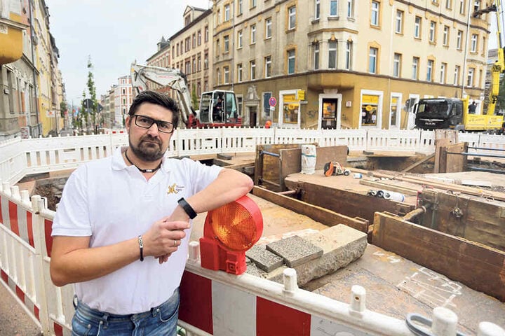 Bäckermeister Ronny
Meyer (46) ist sauer -
durch die Sperrungen
bleiben die Kunden aus.