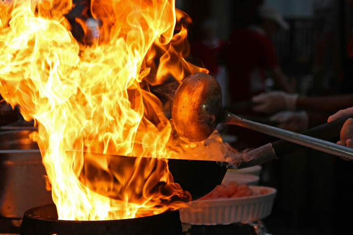 In der Küche war auf dem Herd das Essen angebrannt und der Inhalt einer Pfanne war entflammt. (Symbolbild)