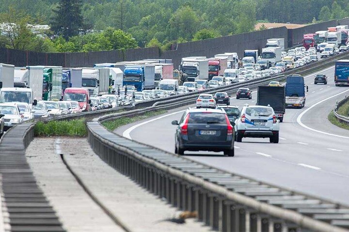 Stau mitten im Berufsverkehr. Autofahrer brauchen auf der A4 bei Chemnitz Geduld.