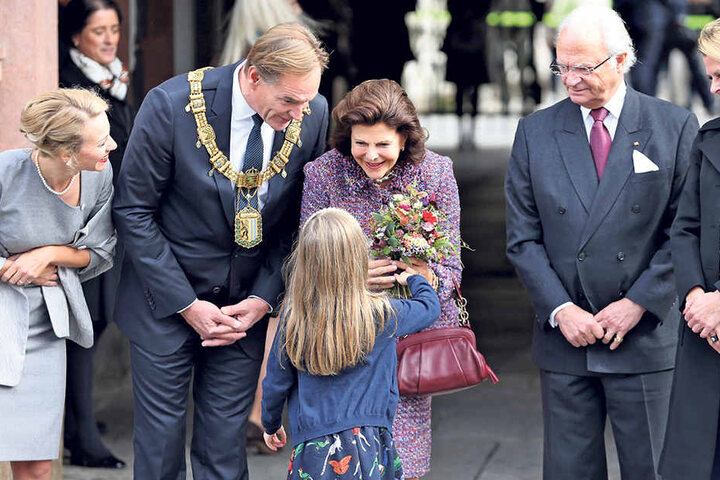 Blumen für die Königin. Silvia von Schweden engagiert sich seit vielen Jahren für den Schutz von Kindern.