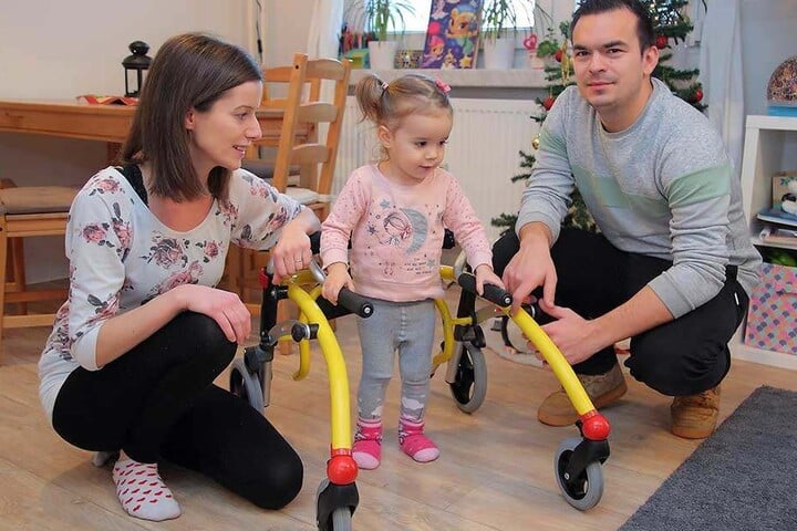 Ein glückliches Kind: Elena (fast 2) läuft vor den Augen von Mama Marie Lorentschk (34) und Meditech-Teamleiter Philip Günther (28) erstmals allein mit ihrem neuen Rollator.