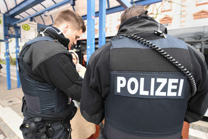 Die Polizei fahndet nach den Straßenbahn-Schlägern aus Bremen. (Symbolbild)